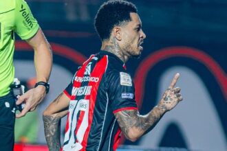 Matheuzinho marca, Vitória supera Botafogo e encerra jejum no Barradão