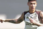 Meia Jorge Carrascal se reinventa e vira peça fundamental no ataque do Flamengo
