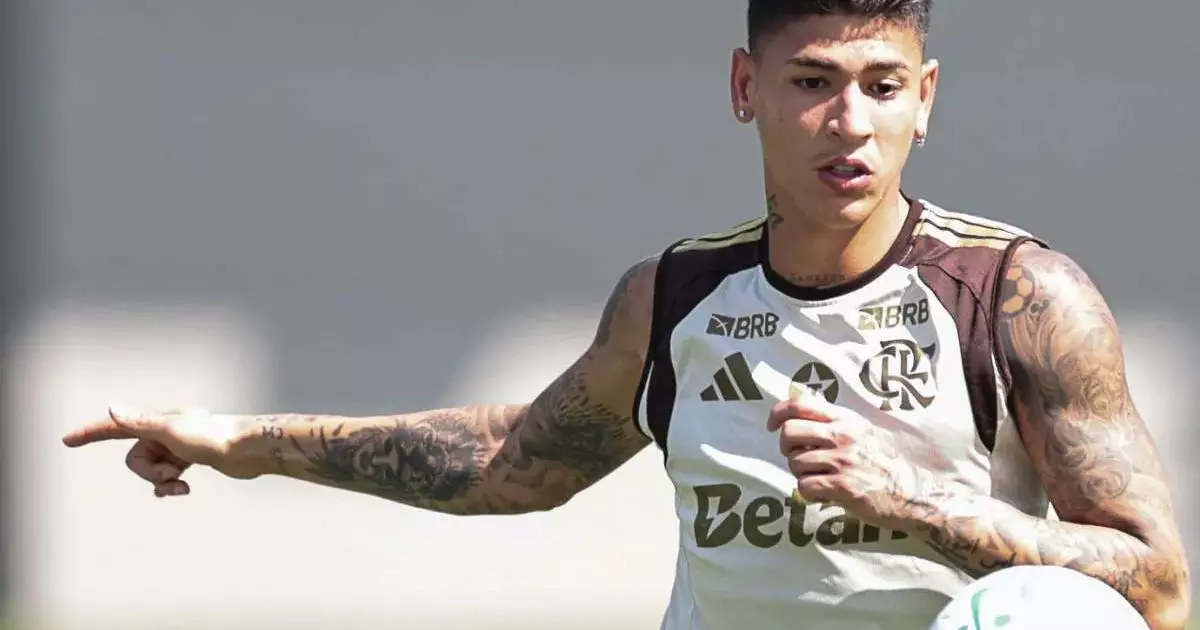 Meia Jorge Carrascal se reinventa e vira peça fundamental no ataque do Flamengo