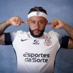 Memphis Depay lança clipe com críticas à diretoria do Corinthians