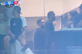 Memphis Depay marca presença na Neo Química Arena em meio a impasse contratual com o Corinthians