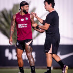 Memphis Depay participa de treinamento intensivo no CT do Corinthians