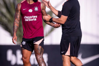 Memphis Depay participa de treinamento intensivo no CT do Corinthians