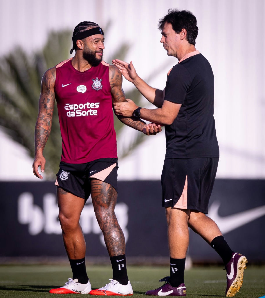 Memphis Depay participa de treinamento intensivo no CT do Corinthians