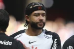 Memphis Depay treina no Corinthians e aguarda regularização para duelo decisivo