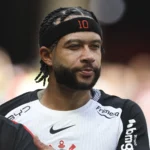 Memphis Depay treina no Corinthians e aguarda regularização para duelo decisivo