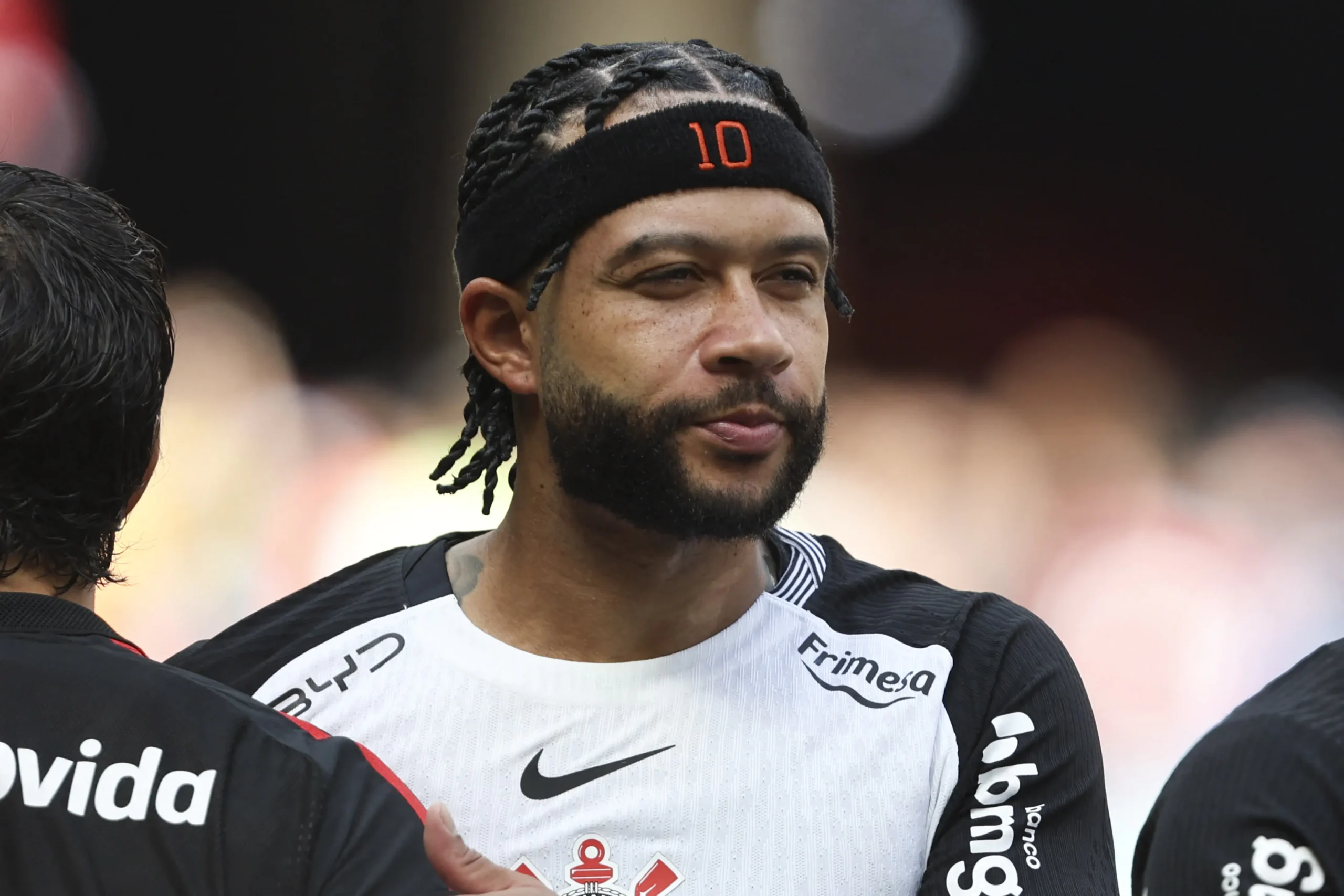 Memphis Depay treina no Corinthians e aguarda regularização para duelo decisivo