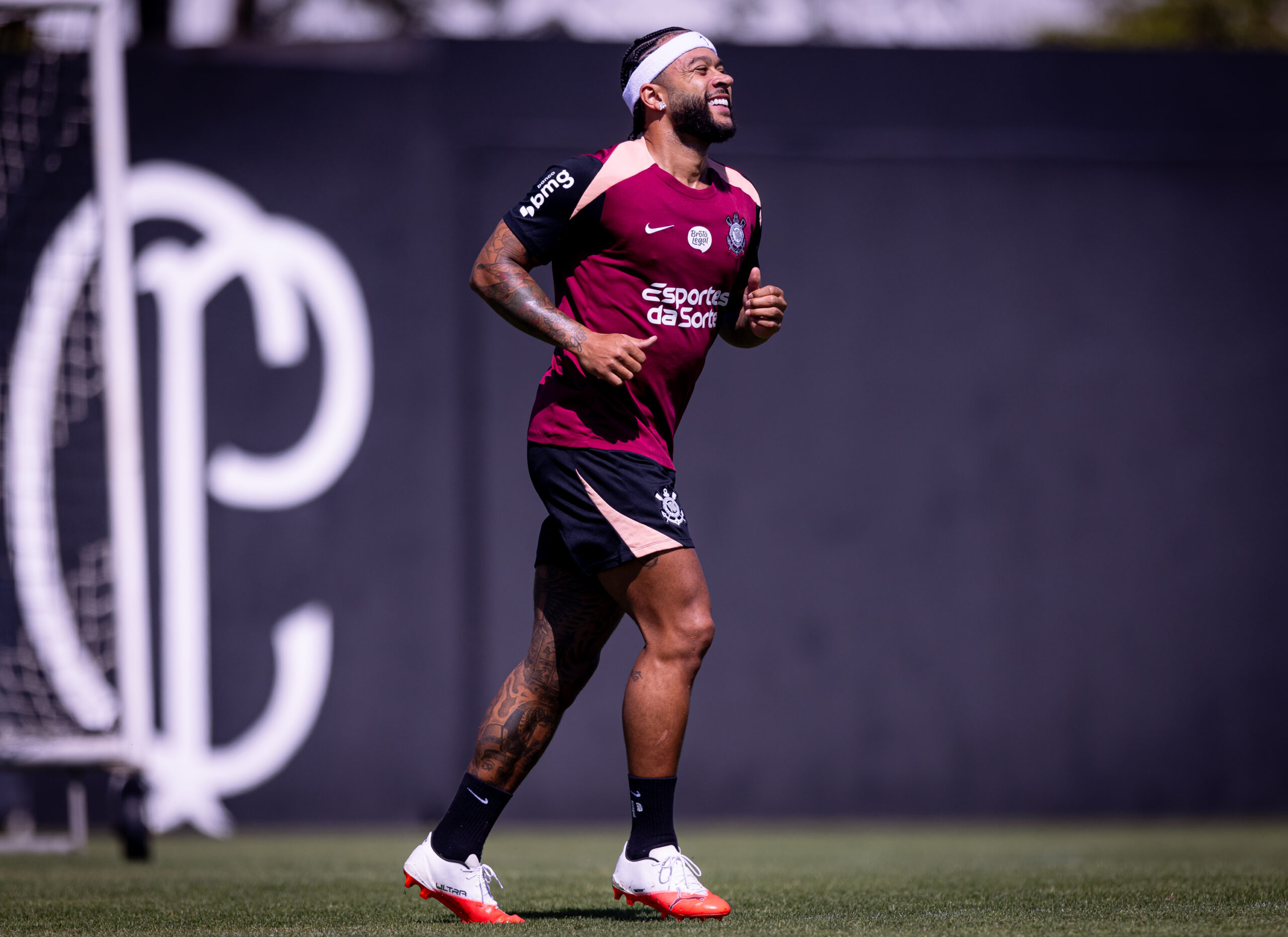 Memphis treina no Corinthians antes de decisão contra o Rosario Central