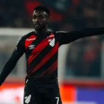 Mendoza atinge marca de 500 jogos na carreira com destaque no Athletico