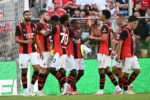 Milan supera Manchester United de virada em amistoso na Polônia