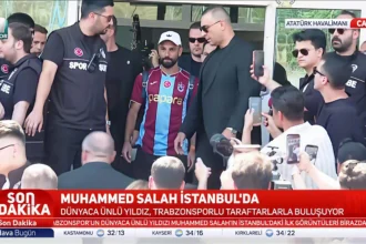 Mohamed Salah desembarca em Istambul para assinar contrato com o Trabzonspor