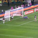 Momento raro: bola de gol anulado ainda na rede quando novo tento foi marcado