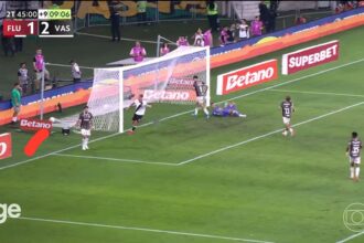 Momento raro: bola de gol anulado ainda na rede quando novo tento foi marcado