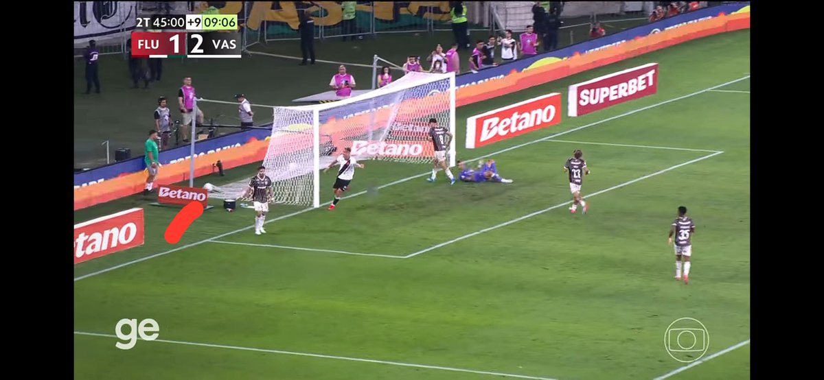 Momento raro: bola de gol anulado ainda na rede quando novo tento foi marcado