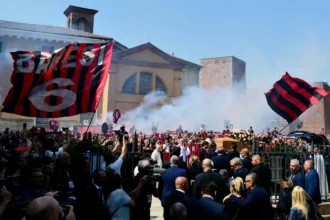 Multidão se despede de Franco Baresi em cerimônia emocionante na Itália