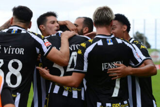 Nacional supera Estoril com gols de brasileiros no Campeonato Português