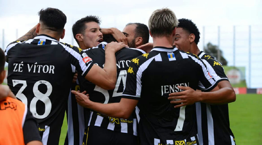 Nacional supera Estoril com gols de brasileiros no Campeonato Português