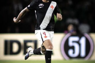 Negociações de saída afastam Alan Saldivia da partida do Vasco contra o Olimpia