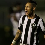 Neilton relembra trajetória no Botafogo e analisa confronto contra o Vitória