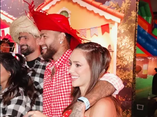 Neymar celebra arraiá com a família após rotina de treinos no Santos