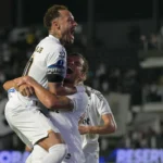 Neymar cobra união do elenco do Santos após críticas de torcedores