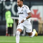 Neymar domina partida após polêmica com Thiago Mendes em vitória do Santos