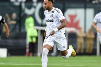 Neymar domina partida após polêmica com Thiago Mendes em vitória do Santos