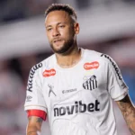 Neymar e o gramado sintético: especialistas analisam riscos reais de lesões no futebol