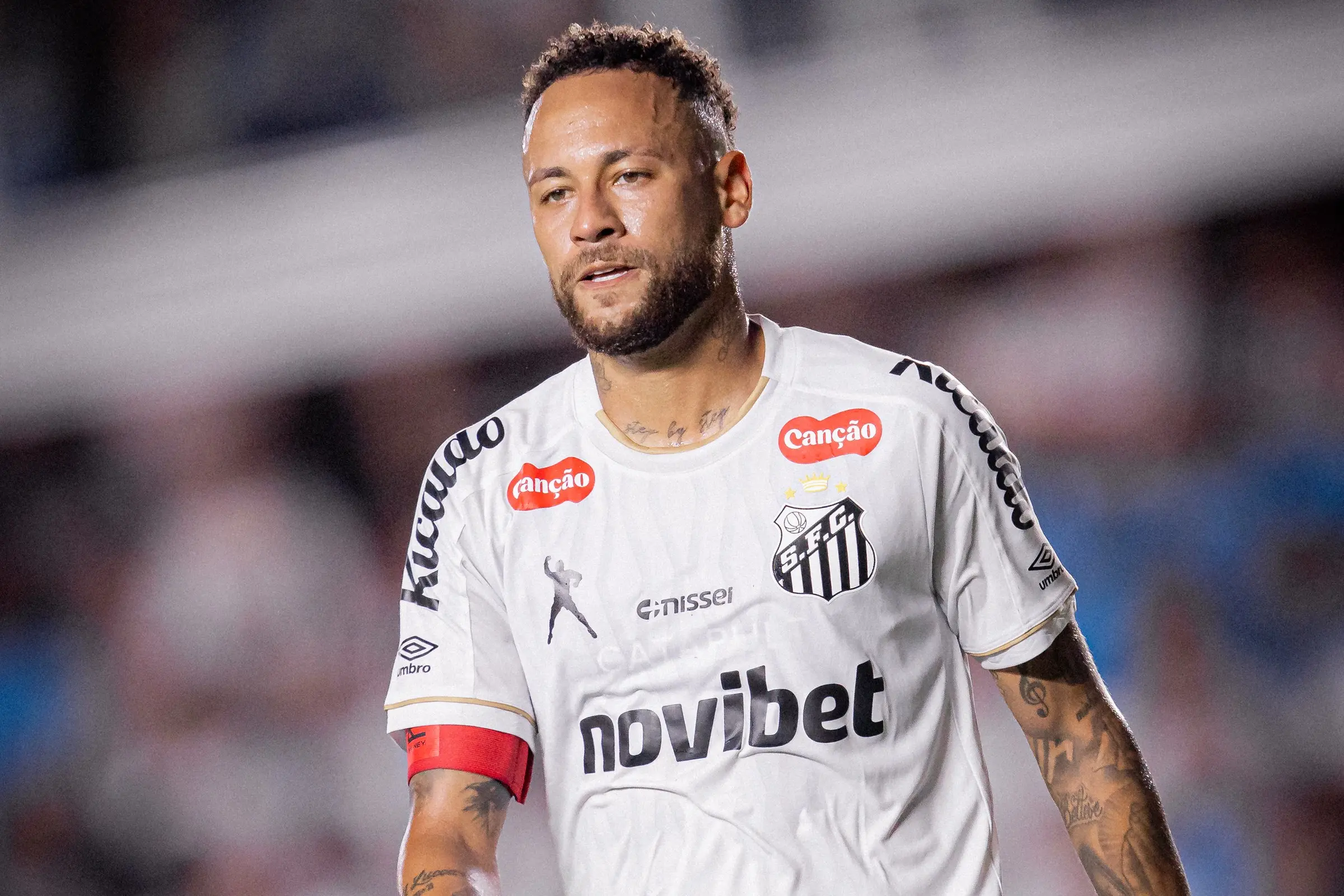 Neymar e o gramado sintético: especialistas analisam riscos reais de lesões no futebol