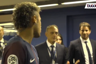 Neymar e o marco de sua chegada triunfal ao Paris Saint-germain