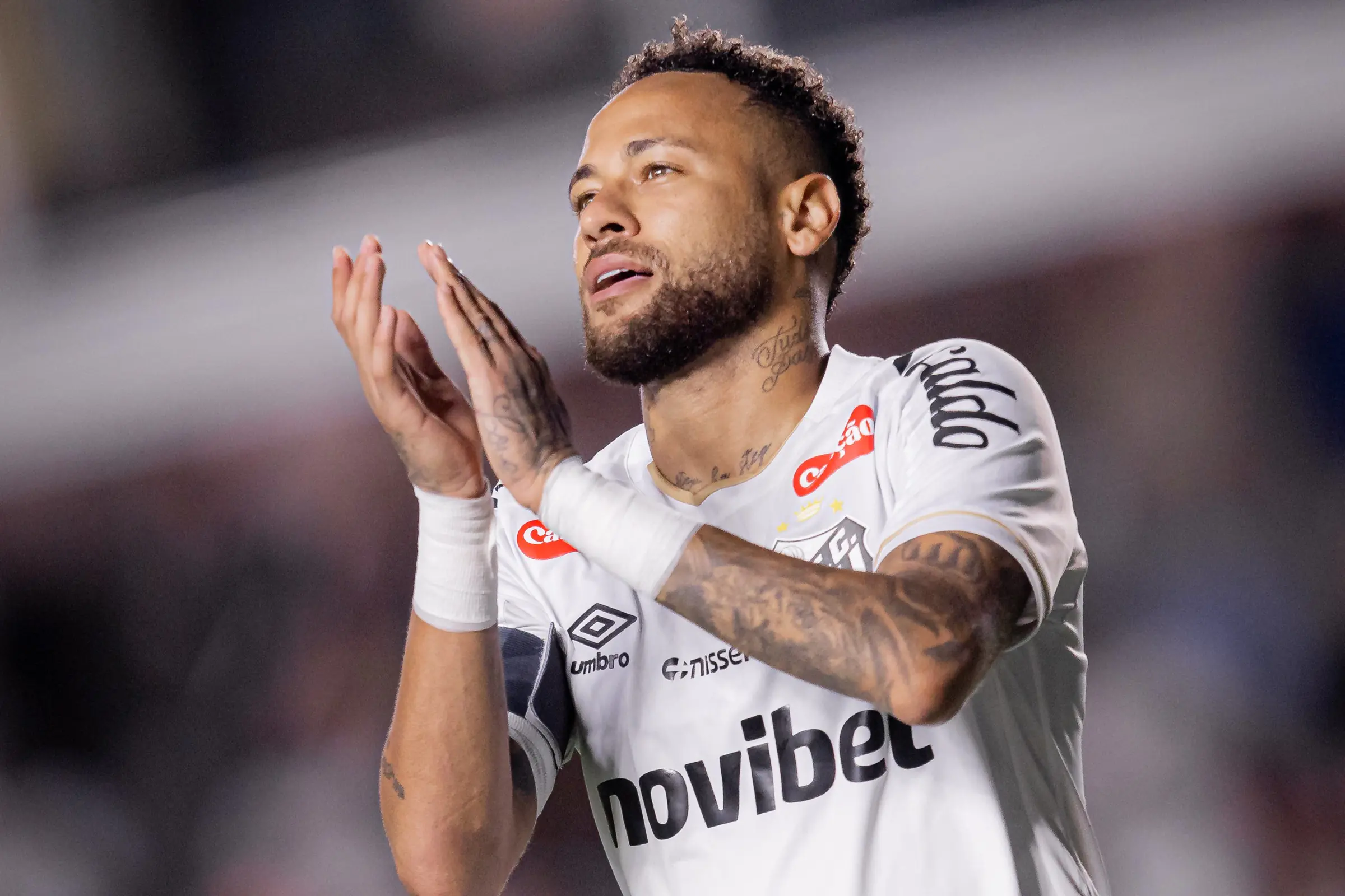 Neymar: o desafio do gramado sintético para sua estreia no estádio do Palmeiras