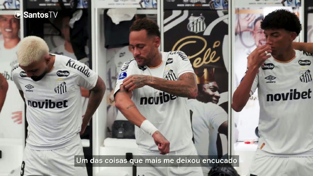Neymar retorna ao vestiário do Santos e motiva elenco em vídeo de bastidores