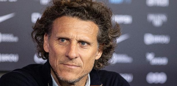Novo técnico da seleção uruguaia até 2027, Forlán não descarta retorno de Suárez ao time