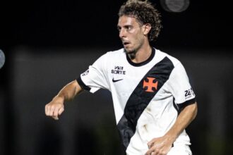 Nuno Moreira desfalca o Vasco contra o Bahia por suspensão