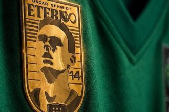 Oscar Schmidt recebe homenagem histórica em uniforme da seleção brasileira de basquete