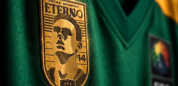 Oscar Schmidt recebe homenagem histórica em uniforme da seleção brasileira de basquete