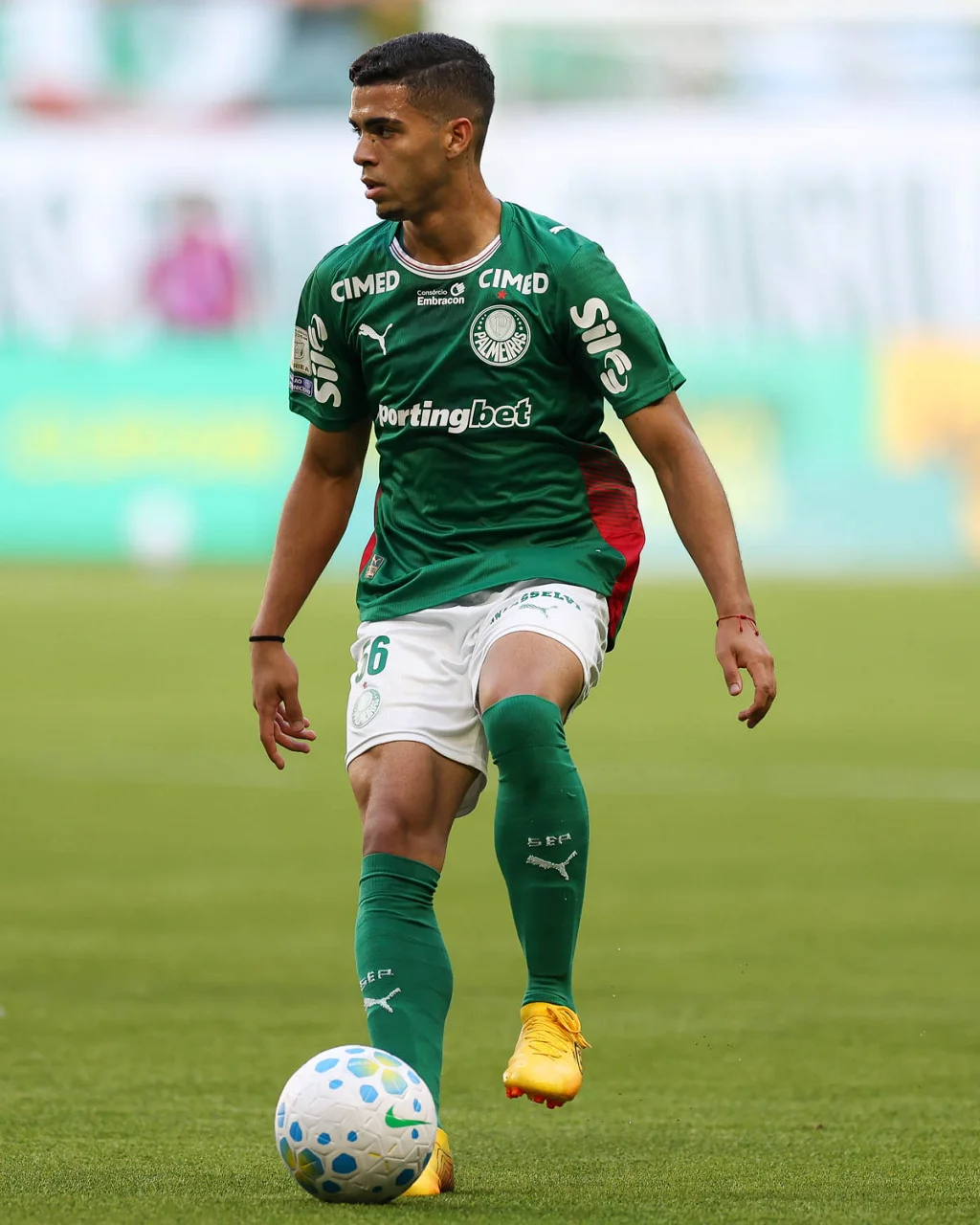 Palmeiras avalia oferta da Fiorentina pelo lateral Arthur