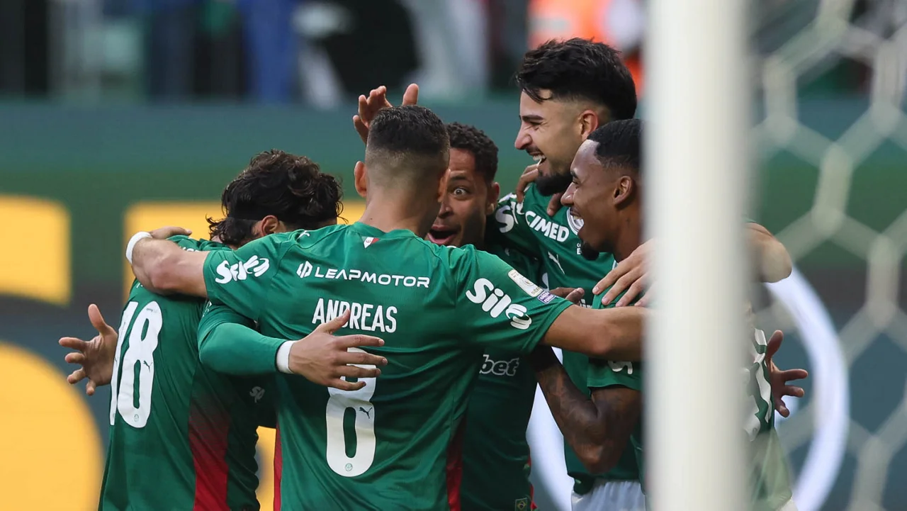 Palmeiras dispara na liderança do Brasileirão enquanto rivais enfrentam crise