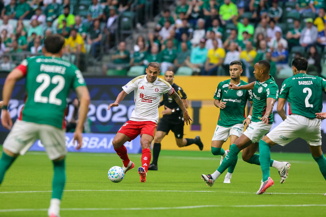 Palmeiras e Internacional empatam sem gols em confronto estratégico