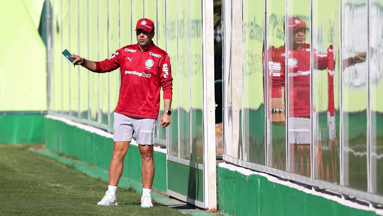 Palmeiras mantém cautela e foco na manutenção do elenco no mercado da bola