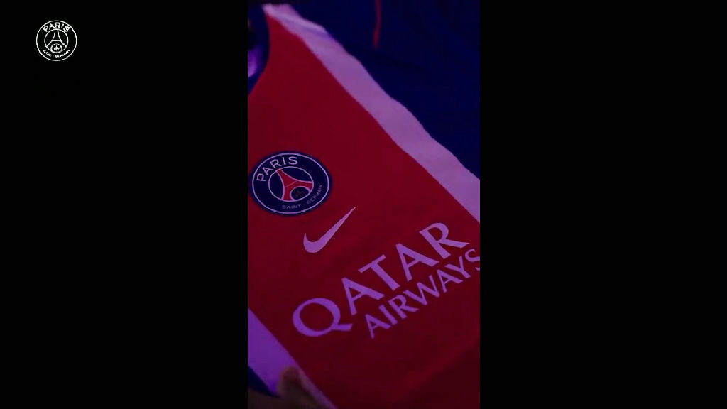 Paris Saint-germain oficializa a chegada de Maghnes Akliouche ao elenco