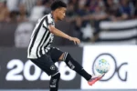 Paulinho avalia estreia pelo Botafogo e lamenta resultado em clássico
