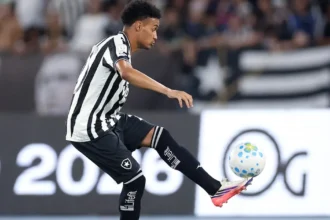 Paulinho avalia estreia pelo Botafogo e lamenta resultado em clássico