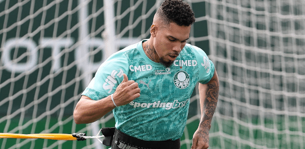 Paulinho segue em tratamento e desfalca Palmeiras no clássico contra o Santos