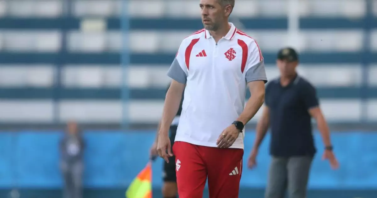 Paulo Pezzolano analisa conexão com torcida do Internacional após empate