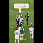 Pedro Emanuel adota postura de proximidade com elenco do Vasco após partidas
