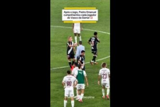 Pedro Emanuel adota postura de proximidade com elenco do Vasco após partidas