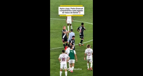 Pedro Emanuel adota postura de proximidade com elenco do Vasco após partidas