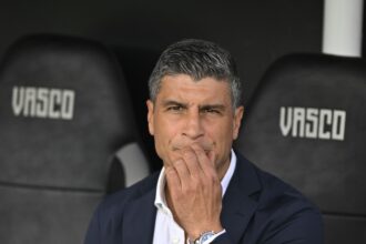 Pedro Emanuel aponta fragilidade mental após derrota do Vasco para o Santos