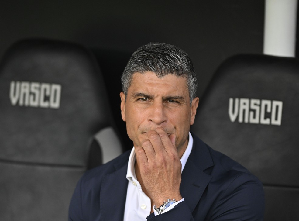 Pedro Emanuel aponta fragilidade mental após derrota do Vasco para o Santos